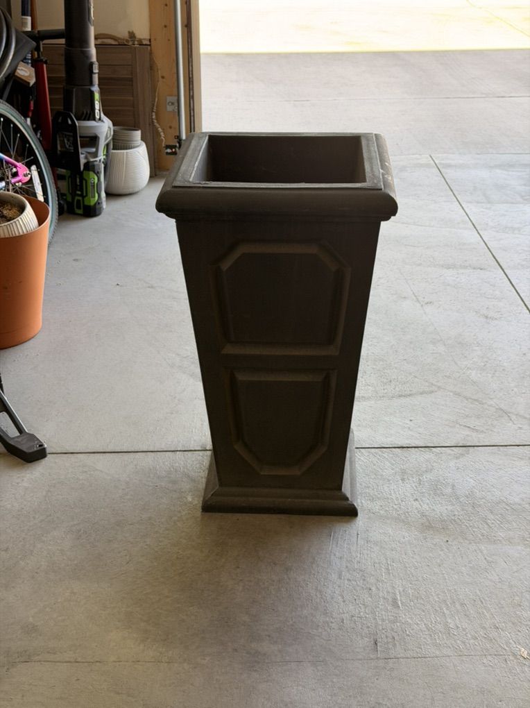2 large Planters
