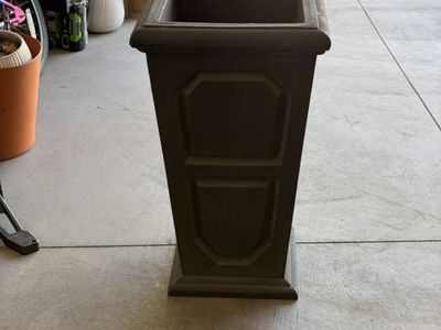 2 large Planters