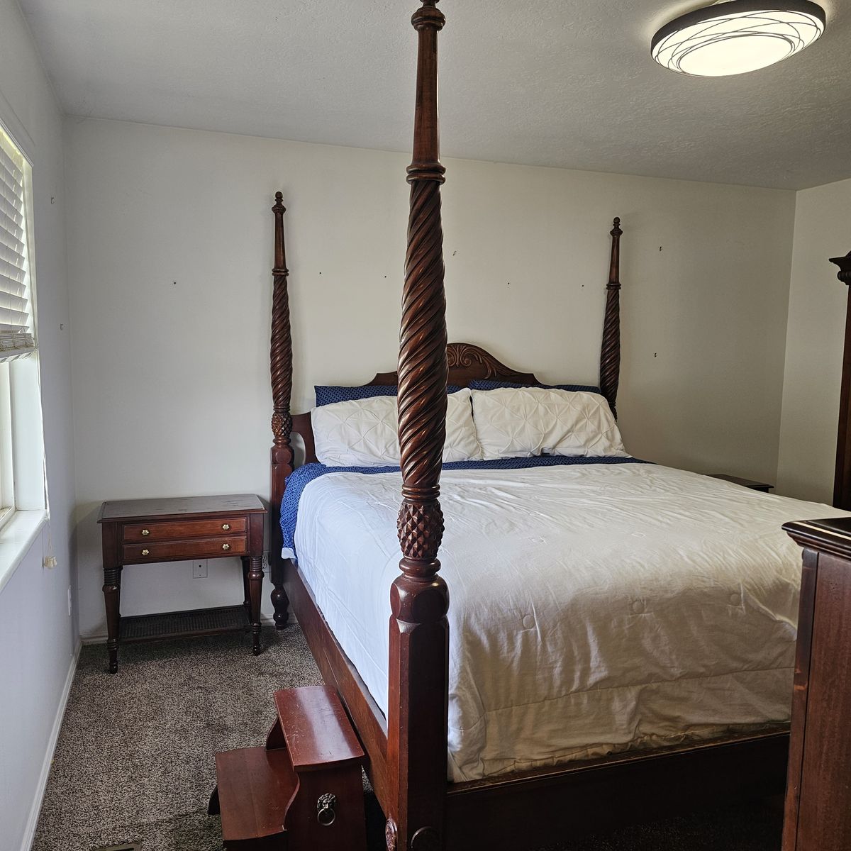 Beautiful Ethan Allen British Classic King Bedroom Set - Complete 7 piece set