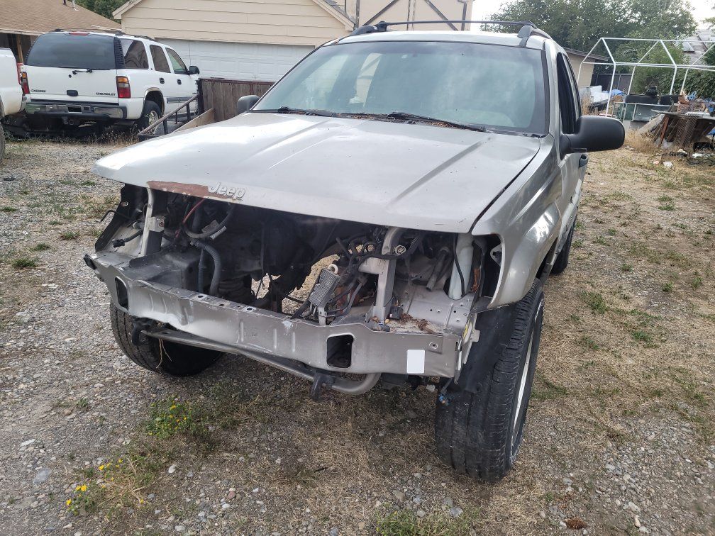Non-Running Jeep Grand Cherokee WJ  Project Car For Parts.