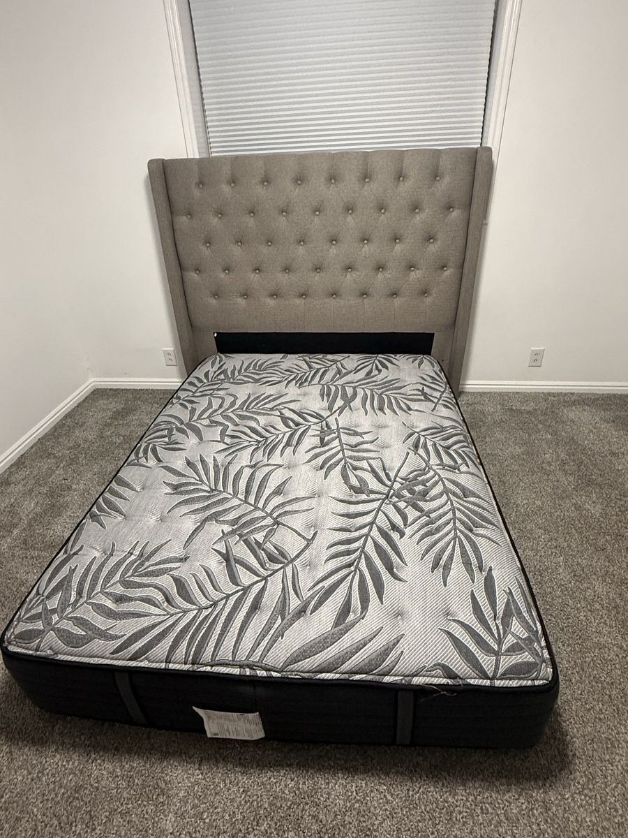 Sealy Posturepedic PLUS Queen Mattress new
