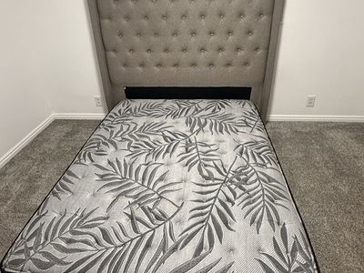 Sealy Posturepedic PLUS Queen Mattress new