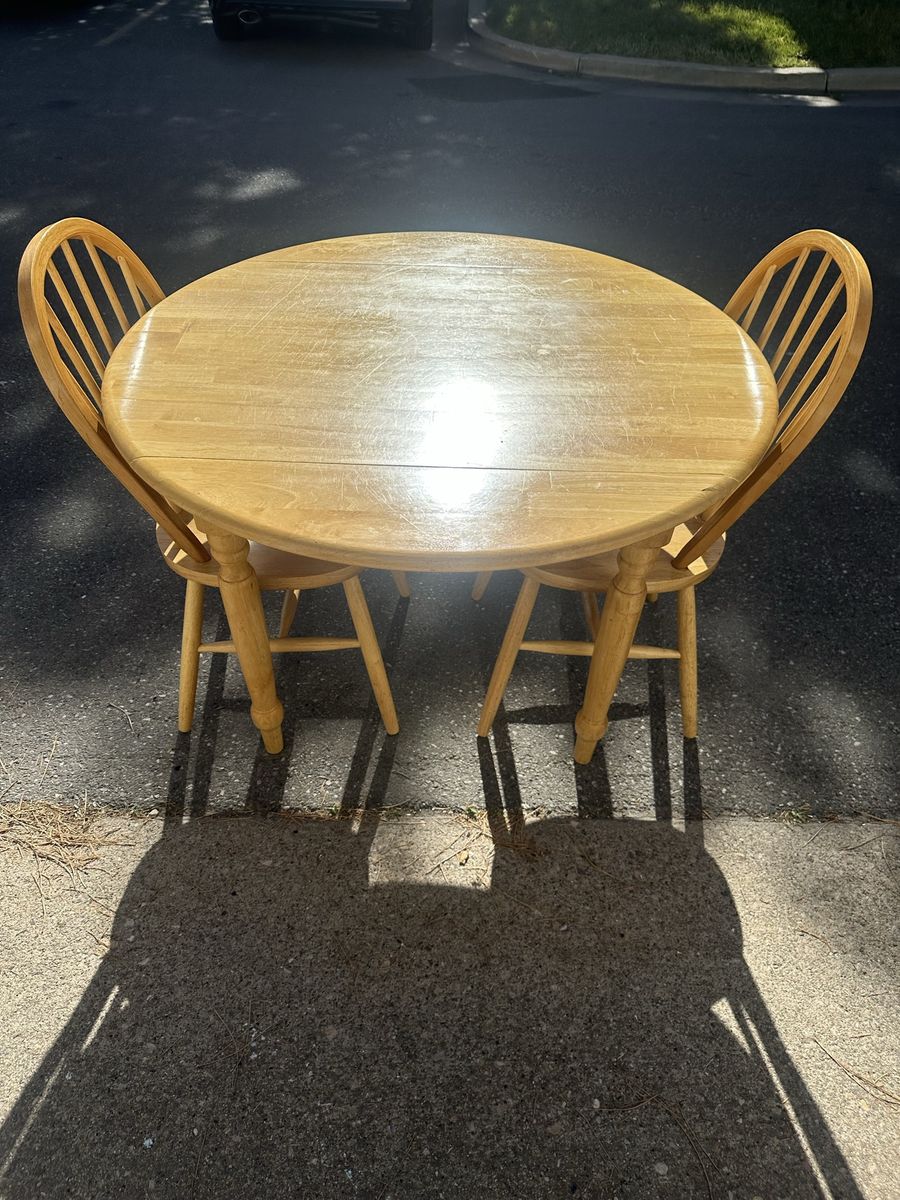 Small wood kitchen table, with two chairs