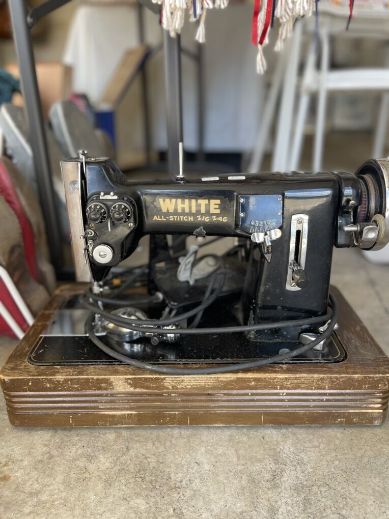 VINTAGE WHITE SEWING MACHINE