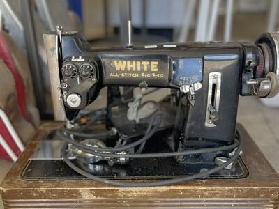 VINTAGE WHITE SEWING MACHINE