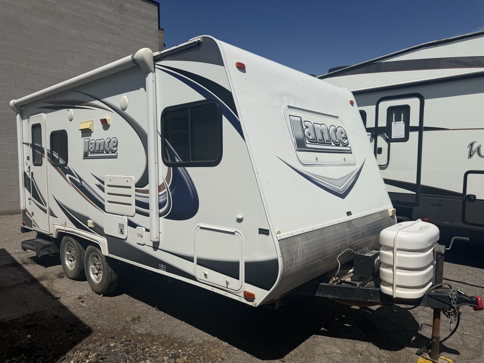 2011 Lance 1685 /w slide out