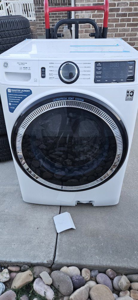 GE 4.8 cu ft. front load washer. Needs bearings