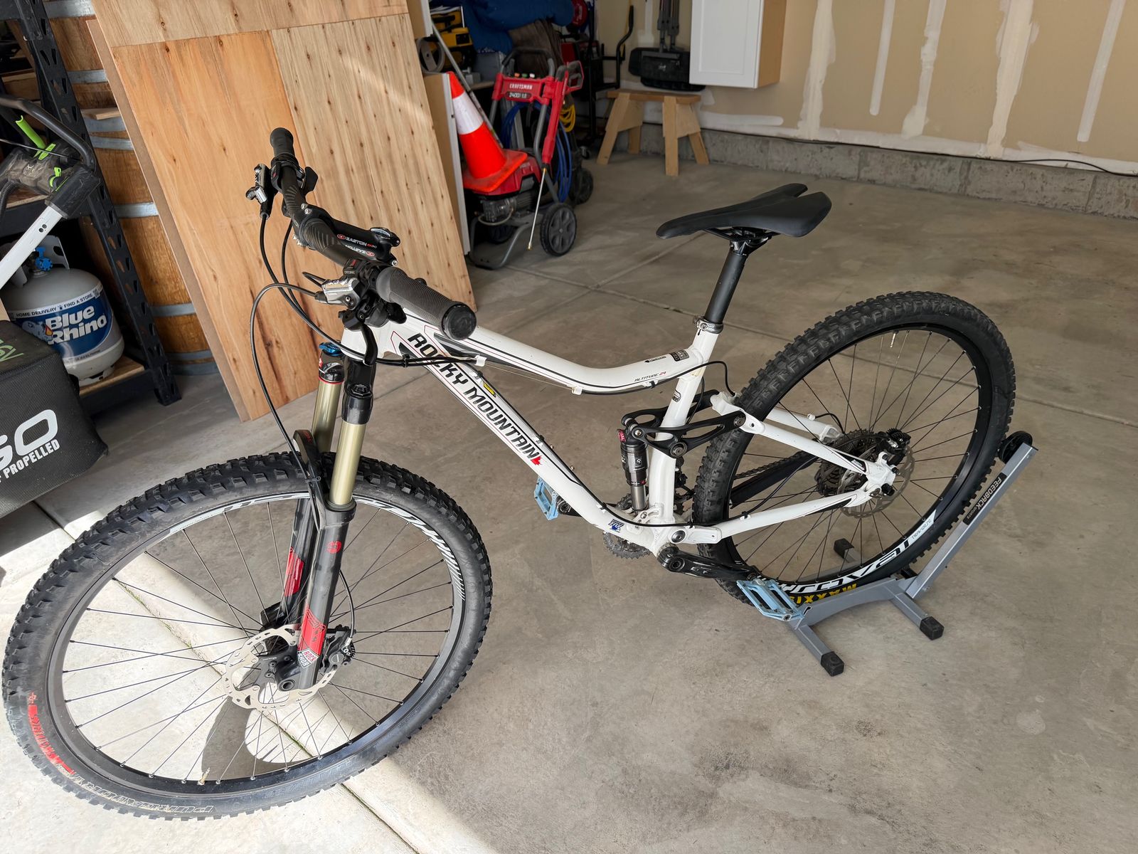 2011 Rocky Mountain Altitude 29er – Size M/L (18”) – Upgraded Trail Bike