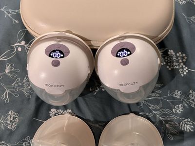 Momcozy Wearable Breast Pump Set with Case, Portable & Hands-Free