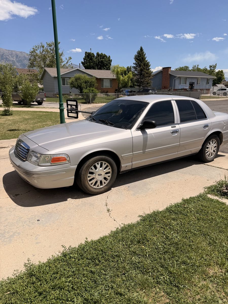2004 Ford Crown Victoria LX