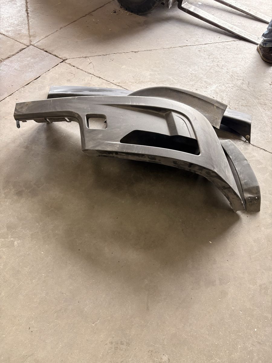 Pack of Peterbilt bumper parts 2021-2027