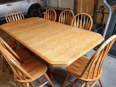 Oak Wood Dining Table & 8 Spindle Back Chairs - Extendable Dining Set