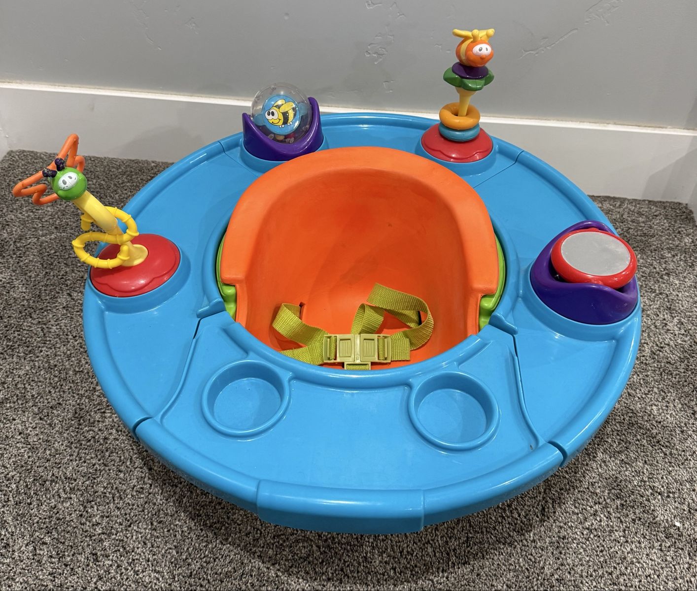 Seat with toys