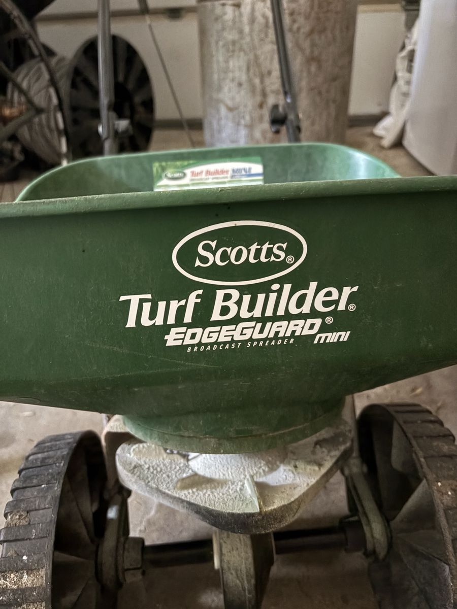 Scott’s Turf Builder Edgeguqrd Min