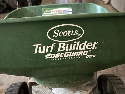 Scott’s Turf Builder Edgeguqrd Min