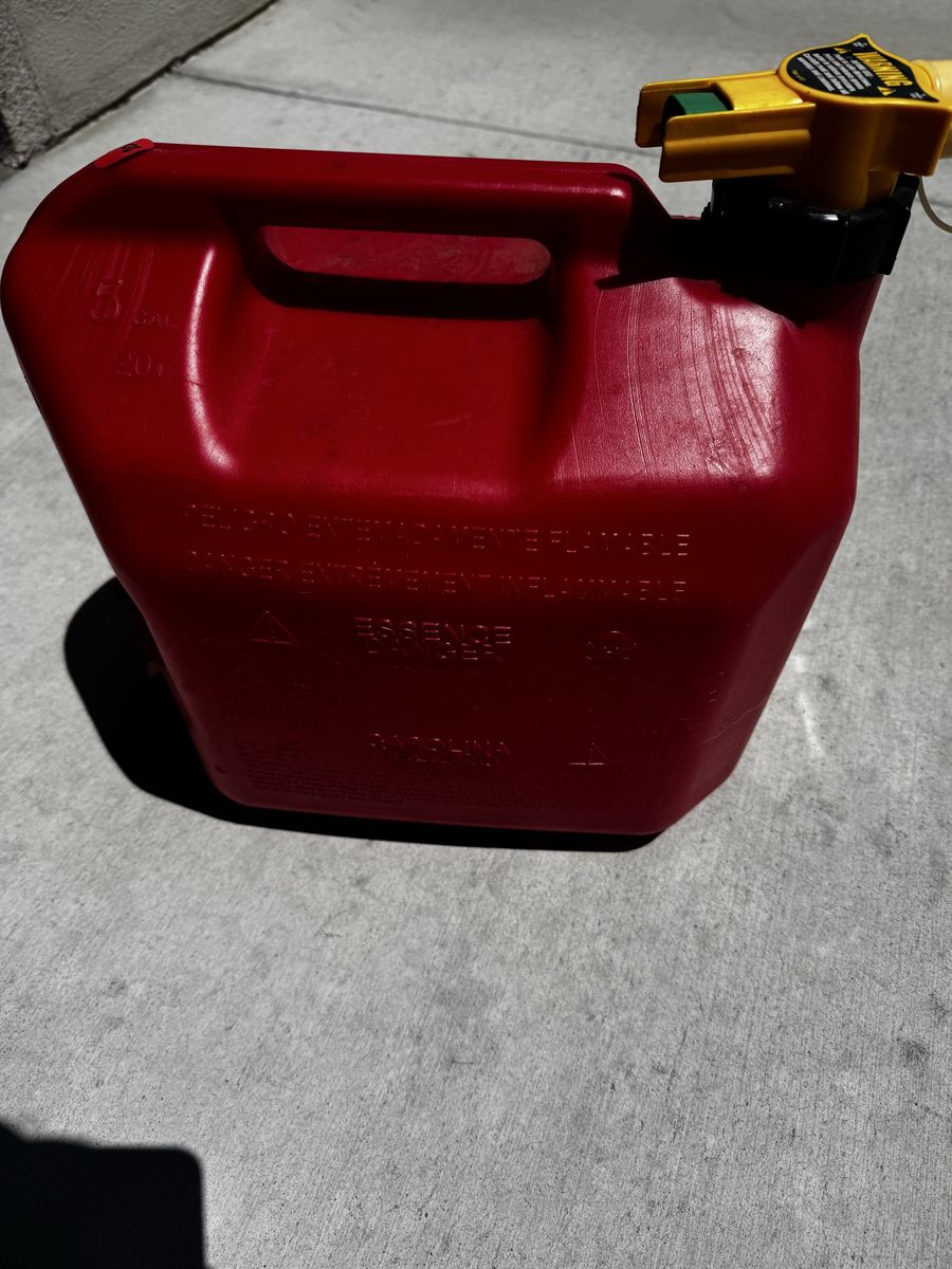 NO-SPILL 5 Gallon (20L) Red Gas Can with Flexible Spout - Used