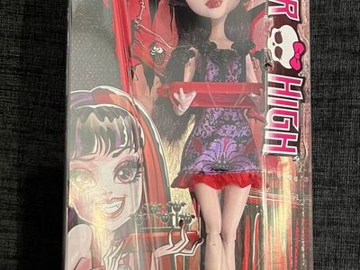 Monster High Ghoul Fair Elissabat Doll - Daughter of a Vampire