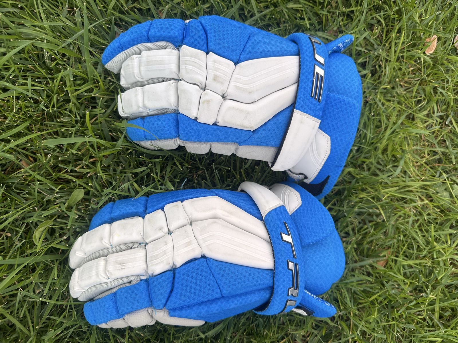 Source true blue and white men’s size medium lacrosse gloves