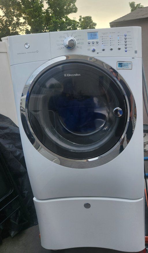 Electrolux Front Load Washer- Great working condition 