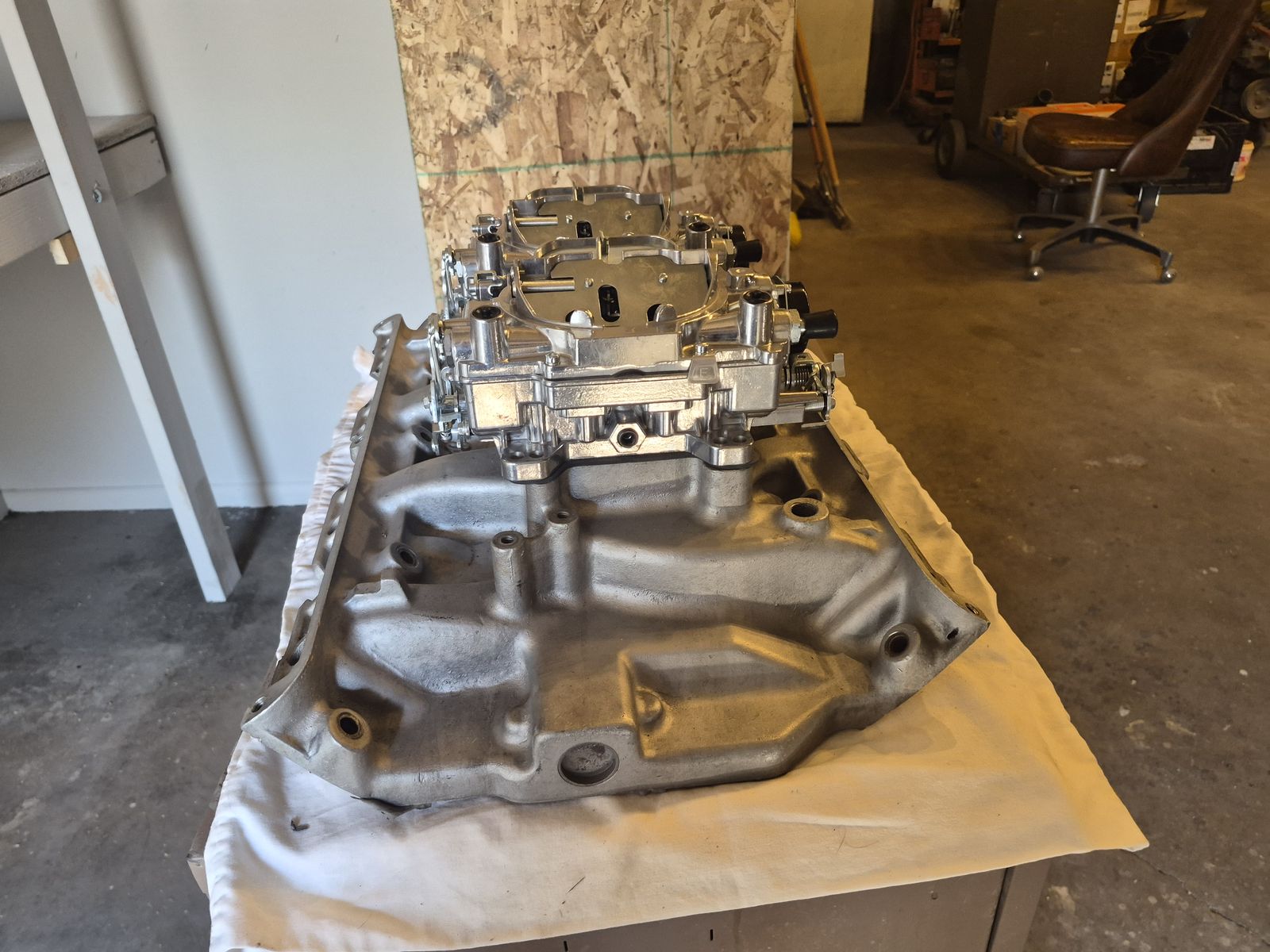 EdelbrockFord FE Dual Quad Intake Manifold with Twin Carburetors