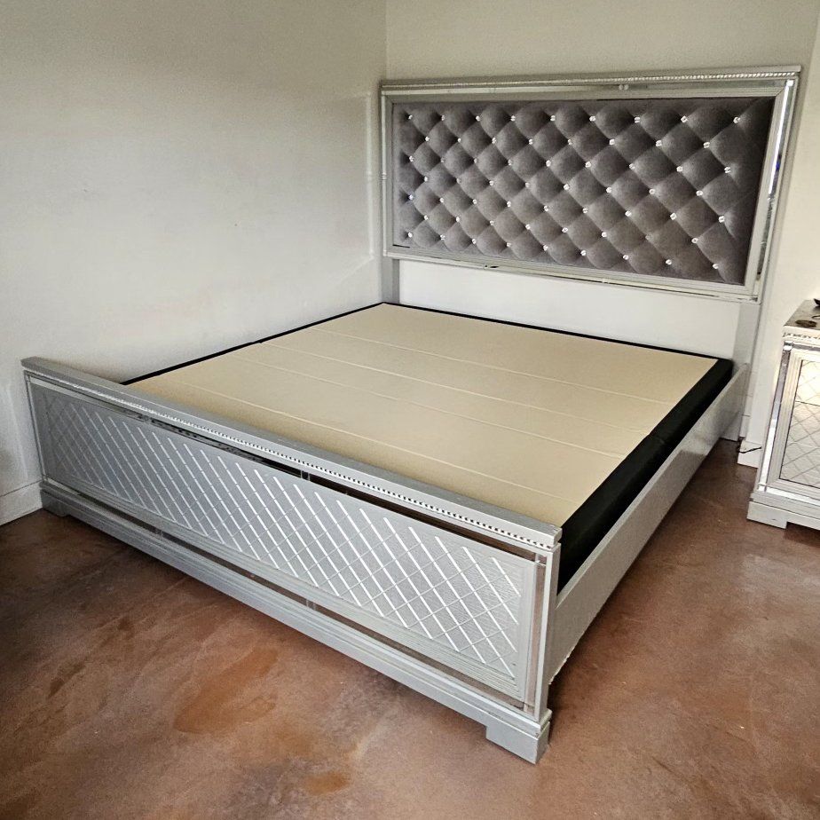 Elegant Silver Glam Bed Frame - King size.