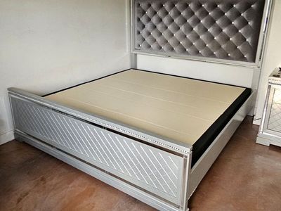 Elegant Silver Glam Bed Frame - King size.