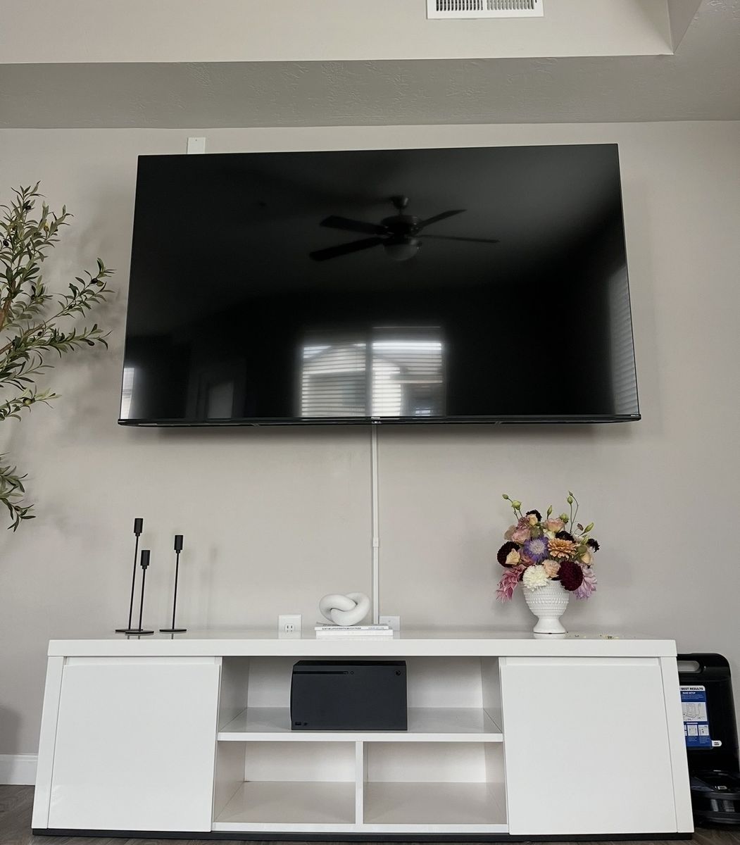 Modern white TV Stand