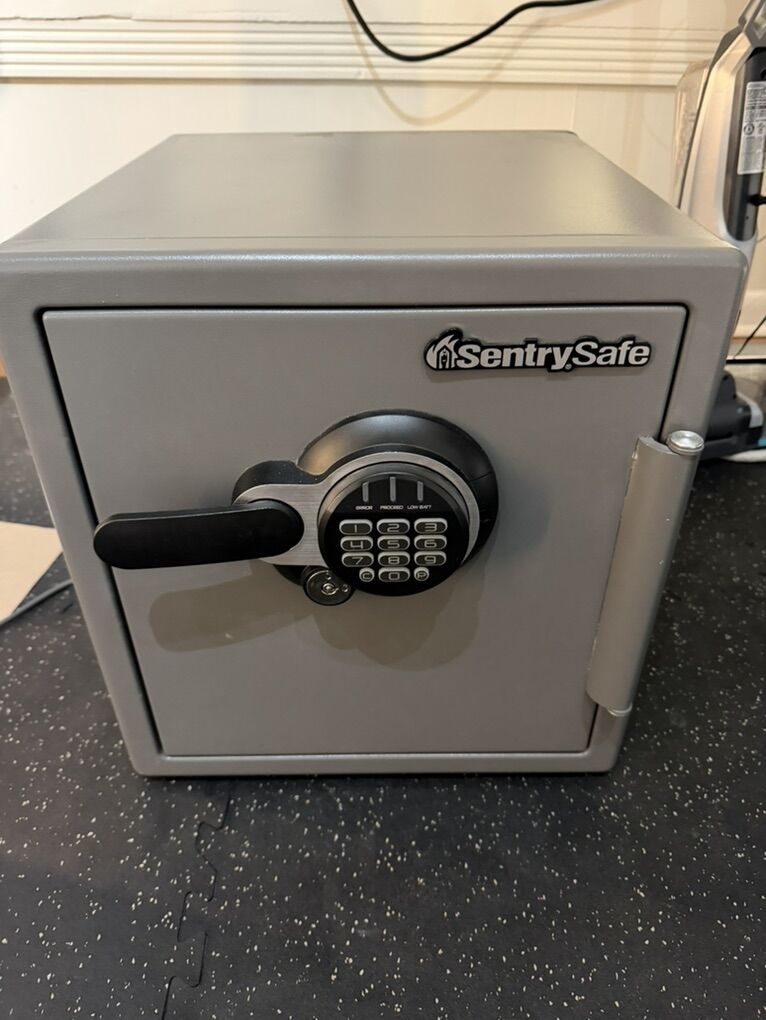 Sentry Safe Waterproof / Fire Resistent Safe