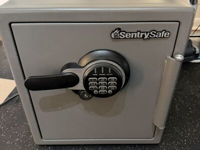 Sentry Safe Waterproof / Fire Resistent Safe