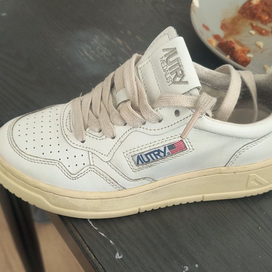Autry Medalist Low Sneakers White Silver Womens
