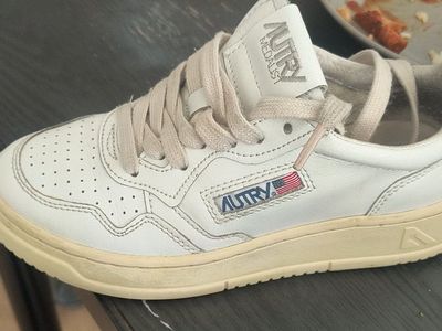 Autry Medalist Low Sneakers White Silver Womens