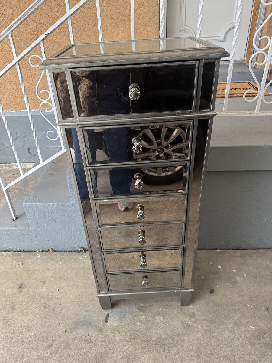 Nice Mirrored Dresser 7 Drawer