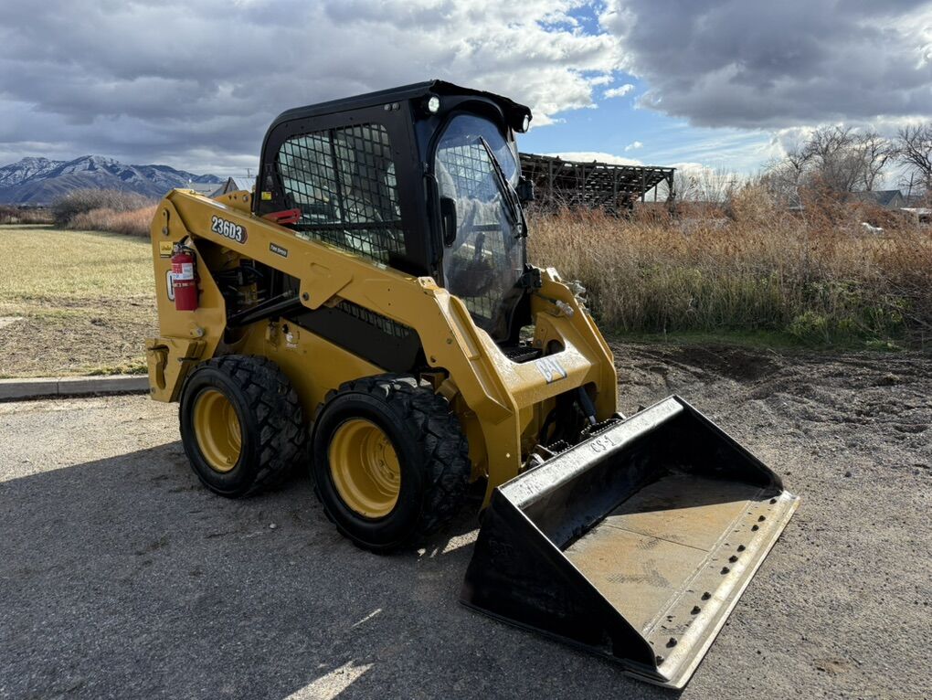 2021 Cat 236D3! 2 Speed, Heat/AC!!