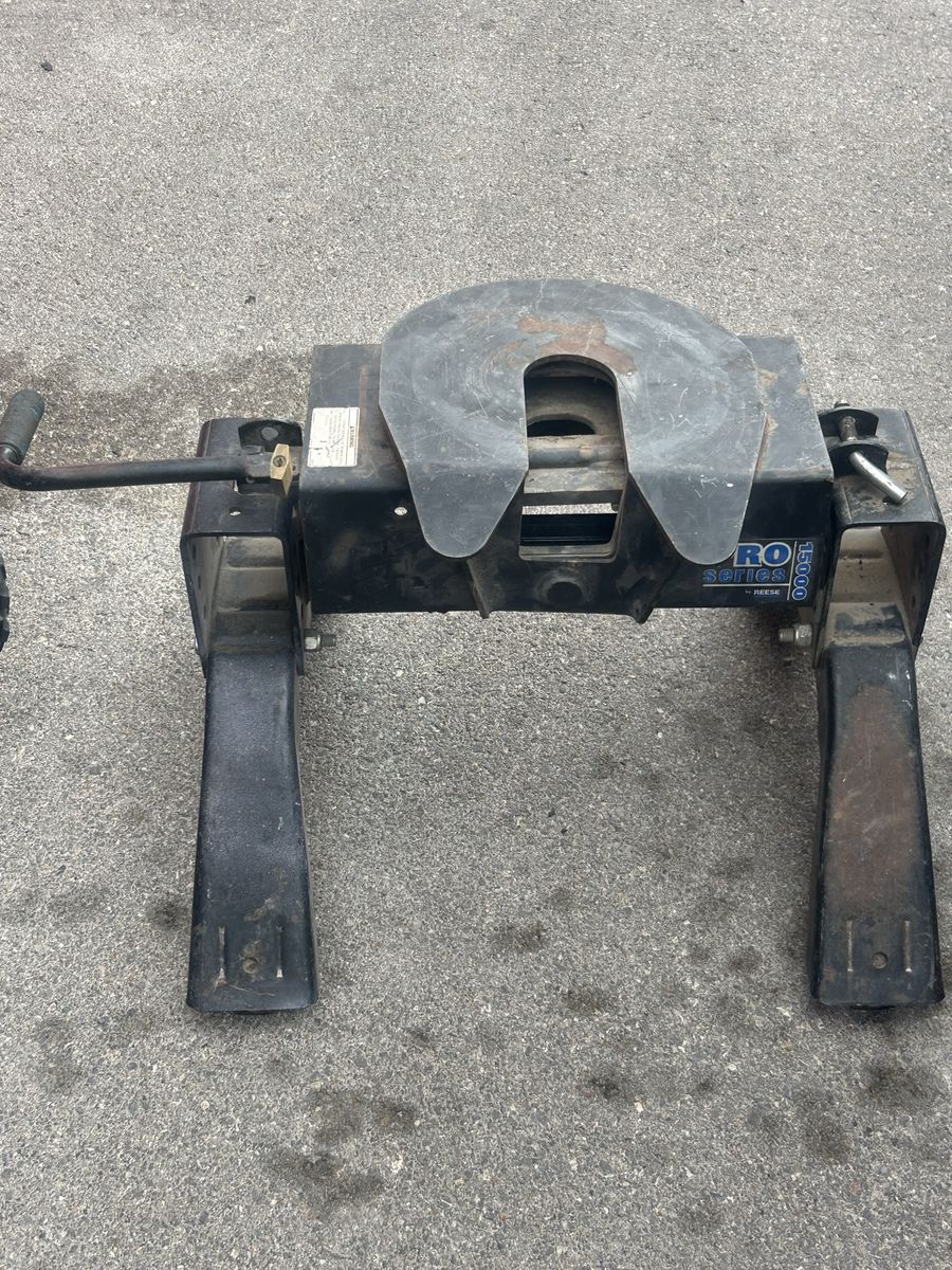 Reese Pro Series 15K Fifth Wheel Trailer Hitch - 15,000lb Towing Capacity