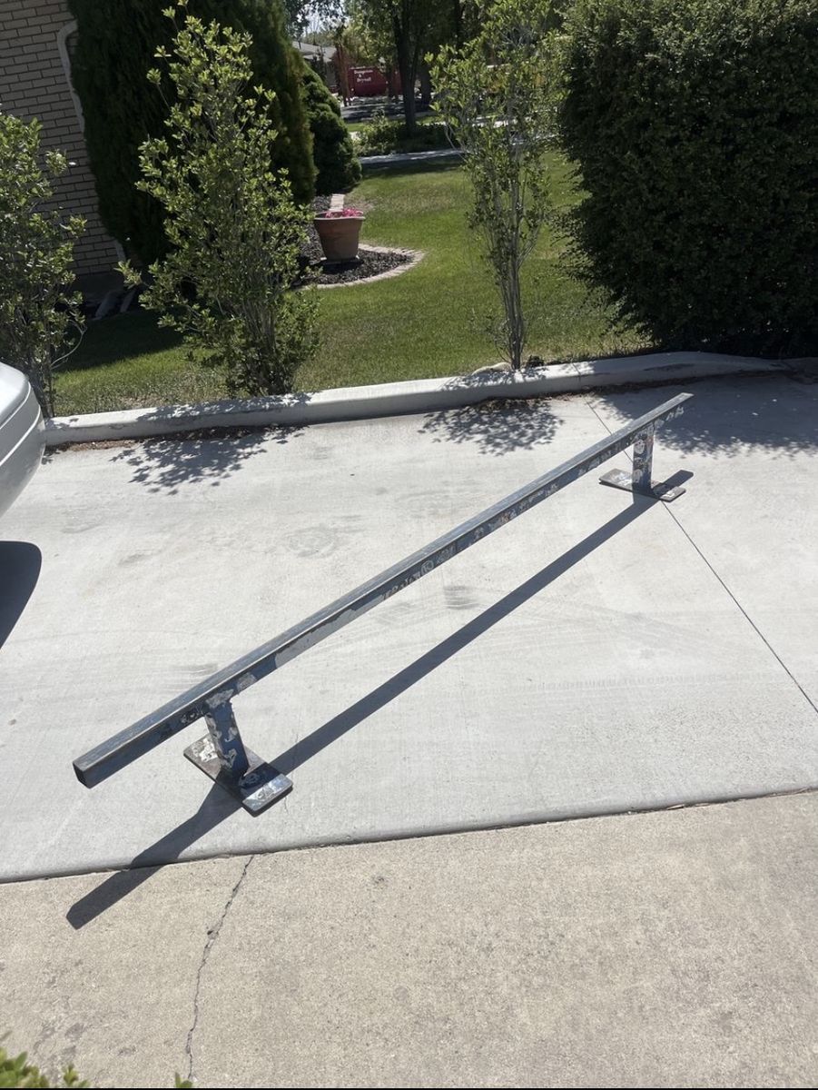 Skate rail