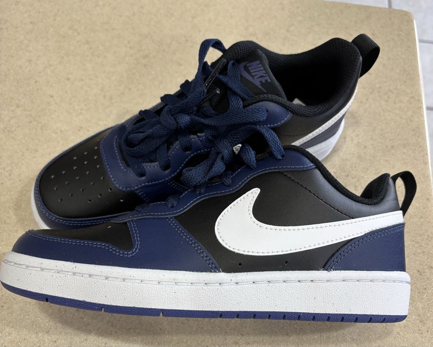 Boys Nike shoes (new)