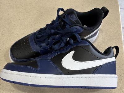 Boys Nike shoes (new)