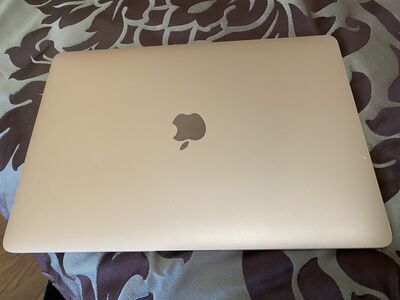 2019 Macbook Air 13" Retina, Rose Gold.