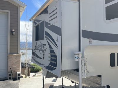 2017 Arctic Fox 811 Truck Camper
