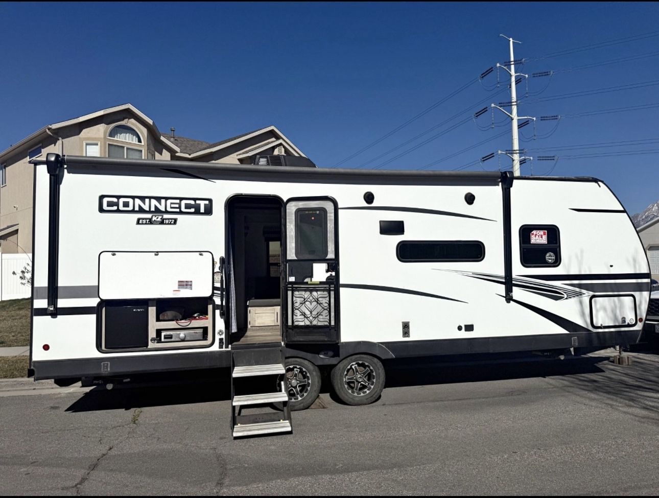 2022 KZ RV 29 Ft. 1 Owner BARELY USED
