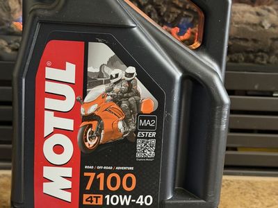 Motul 7100 10W-40 motorcycle oil