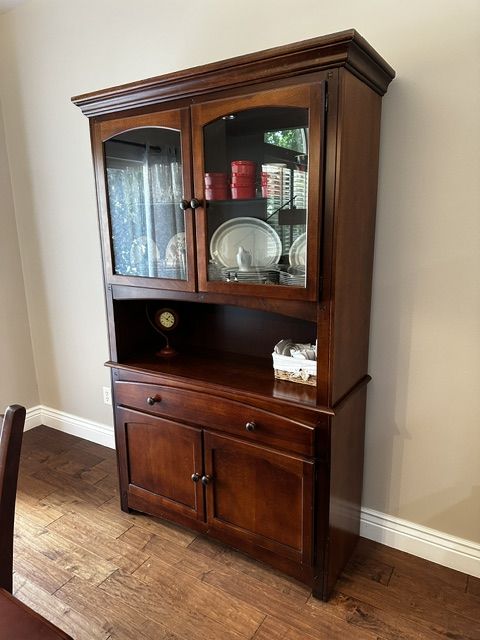 Bassett Furniture Hardwood Dining Hutch