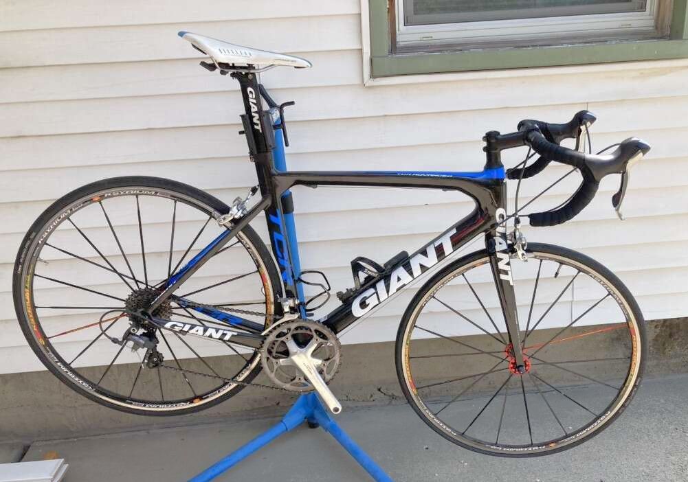 Giant TCR Advanced Road Racing Bike - Full Carbon Fiber Frameset - Shimano Ultegra Groupset - M/L size - Mavic Ksyrium wheels