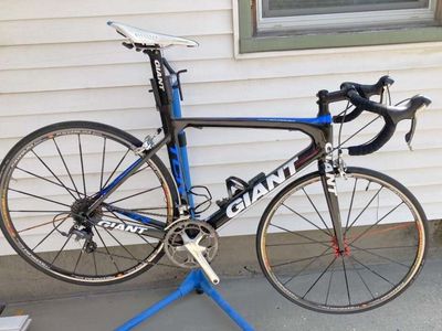 Giant TCR Advanced Road Racing Bike - Full Carbon Fiber Frameset - Shimano Ultegra Groupset - M/L size - Mavic Ksyrium wheels