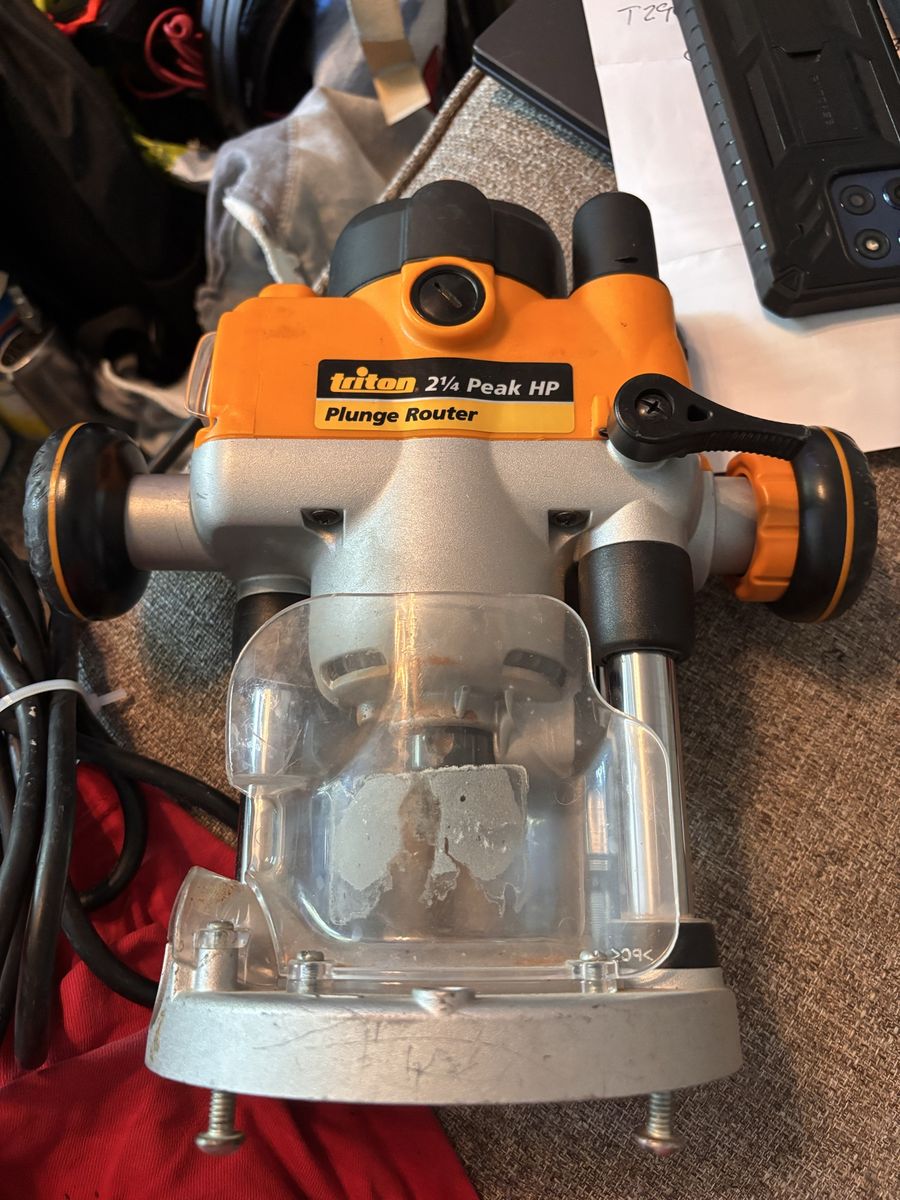 Like new Titan heavy duty plunge router in amazing working condition