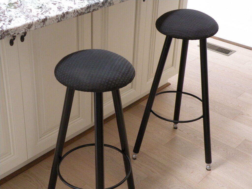 2 bar stools
