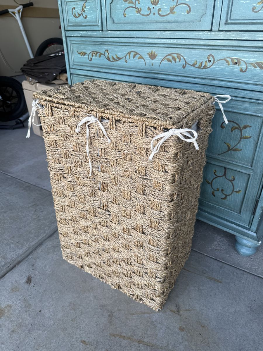 Woven Seagrass Laundry Hamper with Lid and Removable Liner