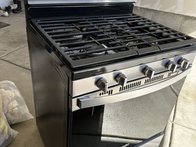 Whirlpool 30” Gas Range w/ Air Fry + Convection