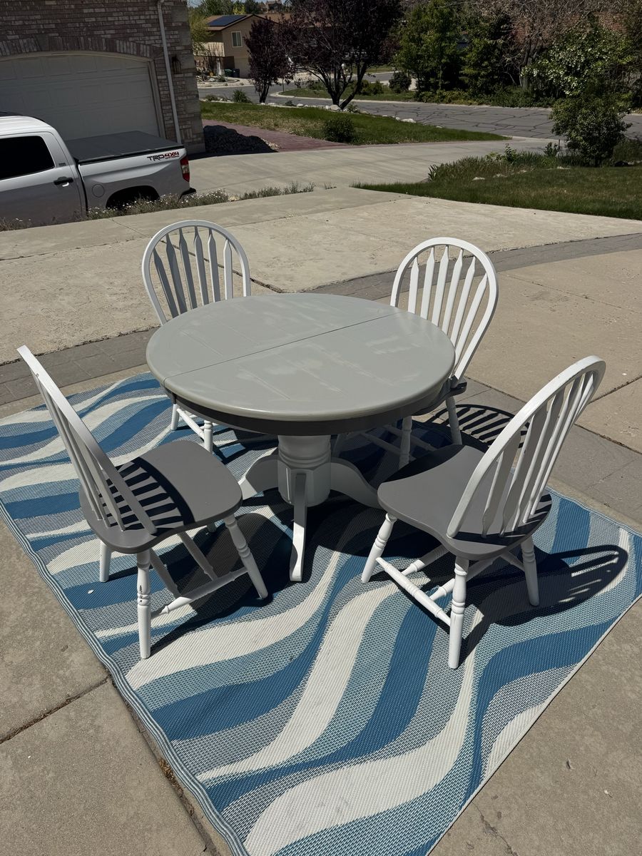 Farmhouse Style Dining Table with Pop-out Leaf and Chairs