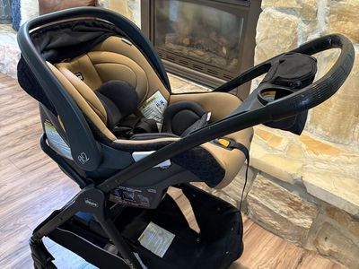 Chicco keyfit2 car seat, base & stroller base